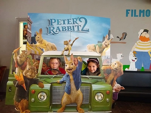 Zdjęcie uczennic w specjalnej ściance zdjęciowej reklamującej film Peter Rabbit 2