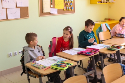 Integracja uczniów w szkolnych ławkach na zajęciach edukacyjnych.