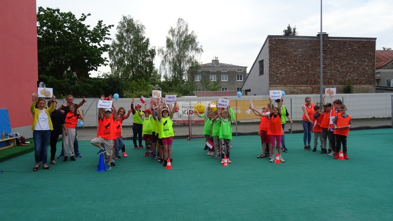 Reprezentacje klasowe na szkolnym boisku sportowym