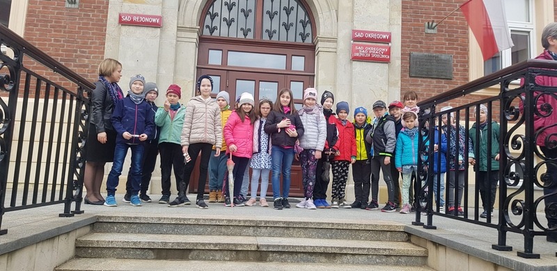 Wspólne zdjęcie uczniów przed budynkiem Sądu Okregowego w Krośnie.